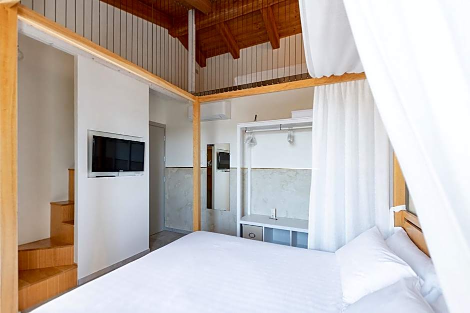 Foto 1 di 13 di Triple Room with Private Bathroom