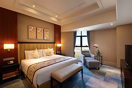 Deluxe Suite with 1 King Bed Smoking