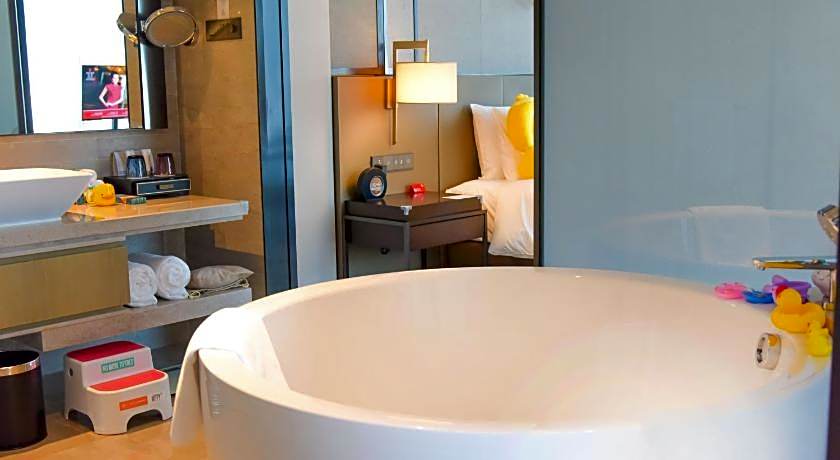 HUALUXE Xiamen Haicang Harbour View By IHG