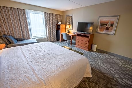 Queen Room with Two Queen Beds and Bathtub