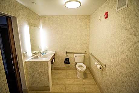 2 Queen Beds Standard Comm Access Tub