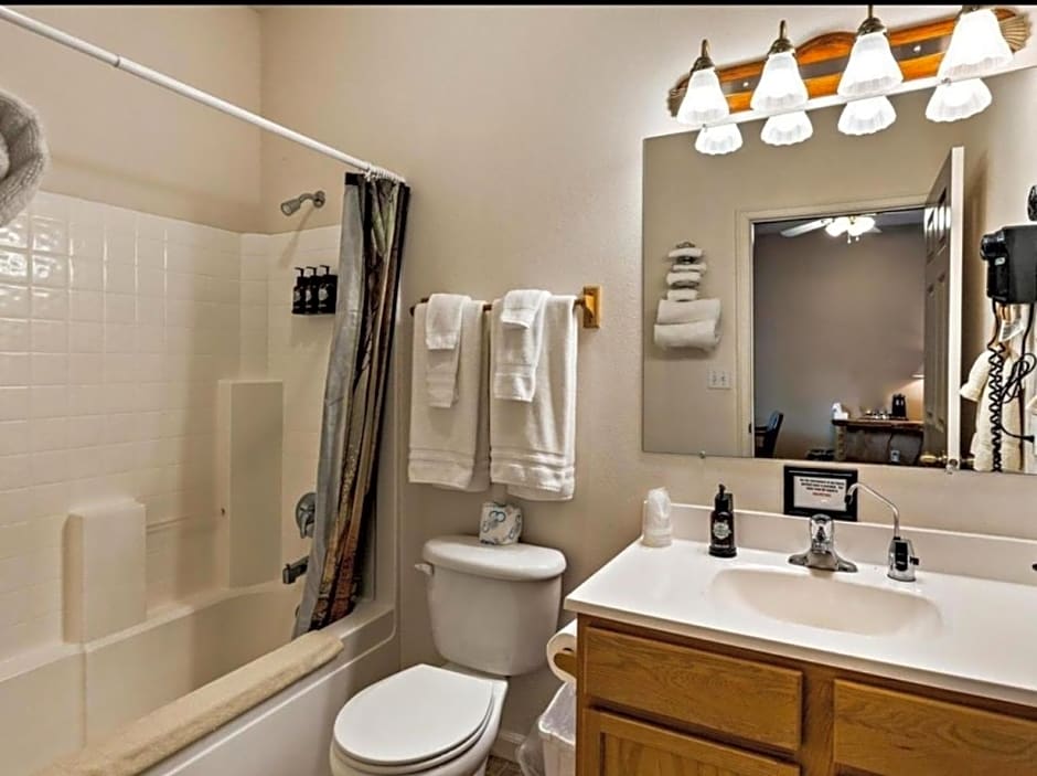 Southfork Lodge - Riverside Inn