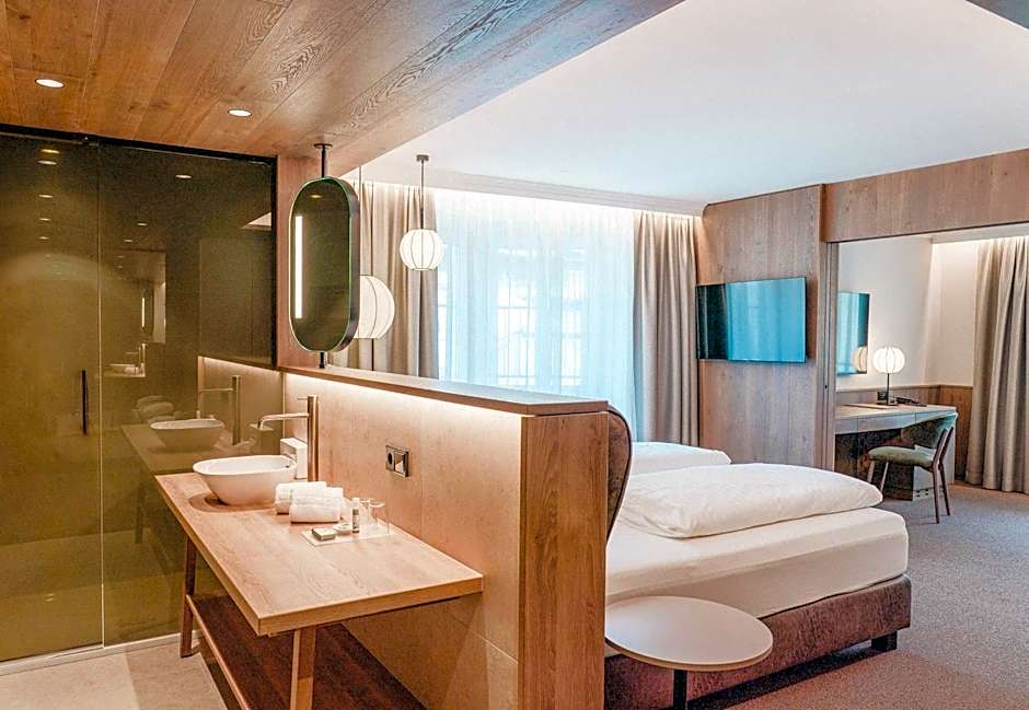 Österreichischer Hof-im Bademantel direkt in die Alpentherme