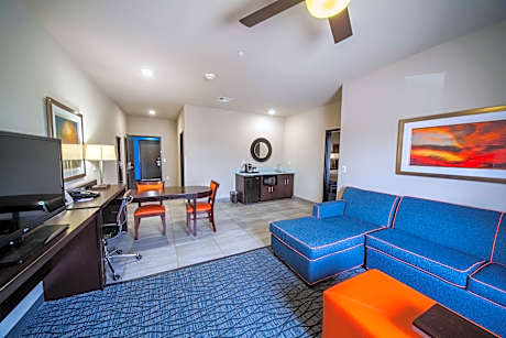 1 King 1 Bedroom Suite Comm Access Tub