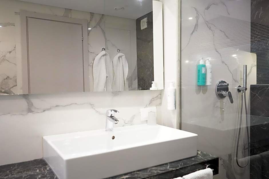Bougainville Bay Hotel