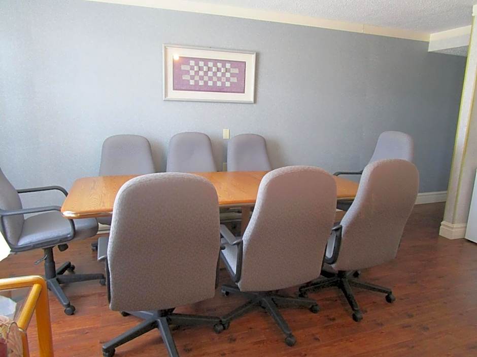 Claymore Inn and Suites