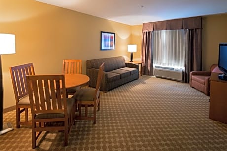 One-Bedroom Suite with Dining Area