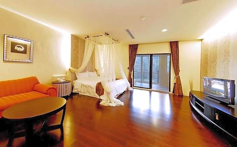 Sun Moon Lake Karuizawa Villa B&B