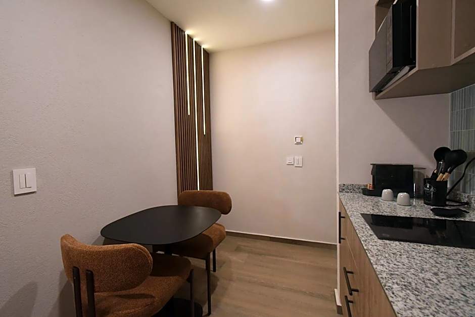 Expo Satelite 2750 Hotel & Suites