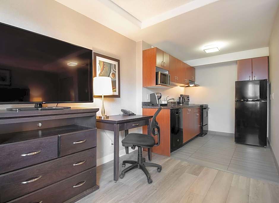 Coast Calgary Downtown Hotel & Suites by APA