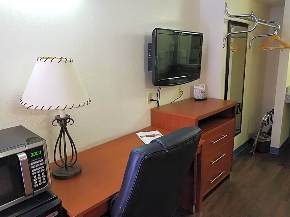 Travelodge by Wyndham Albuquerque West