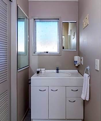 Twin Peaks Lakeside Inn