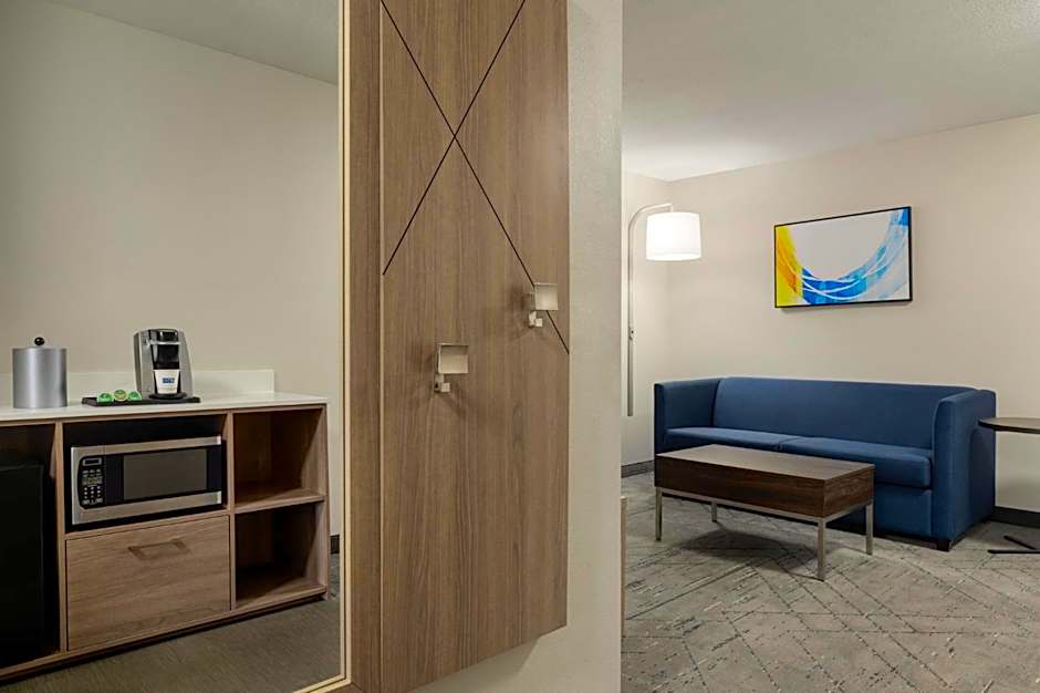 Holiday Inn Express & Suites North Fremont By IHG