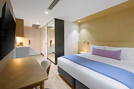 Deluxe King Room with Bath