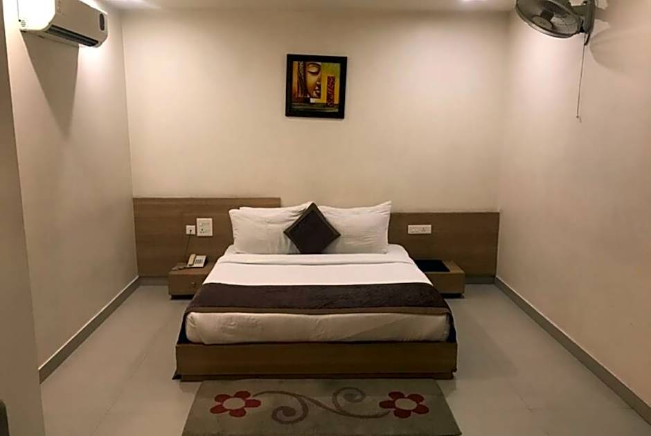 Goroomgo City Square Hisar