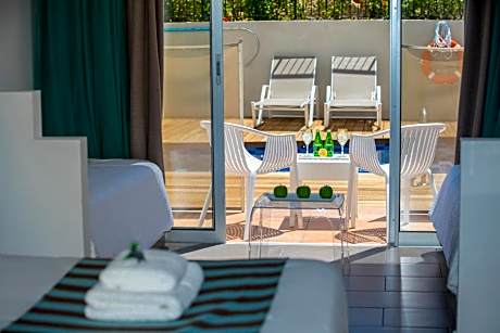 Swim-Up Family Room with Garden View