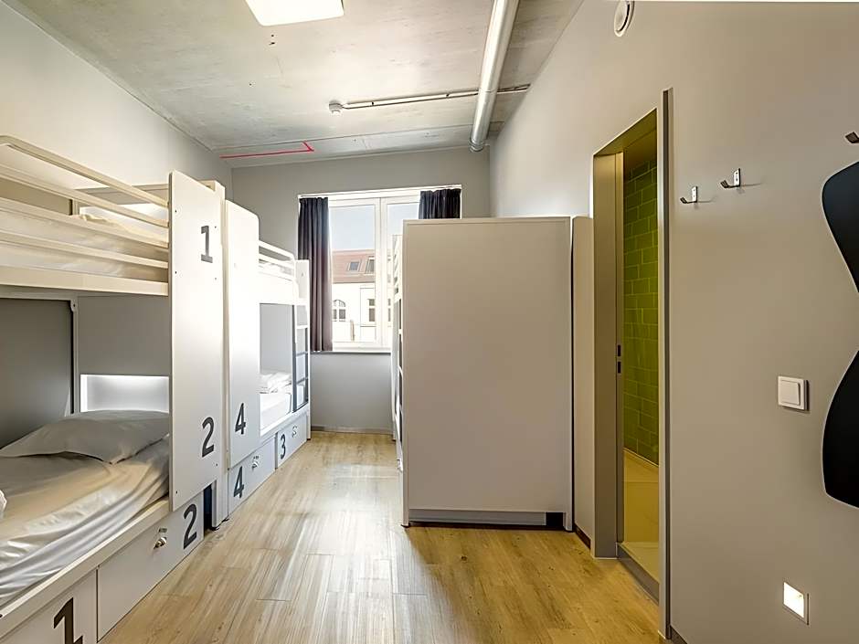 Foto 1 di 7 di Bed in 6 Bed Female Dormitory