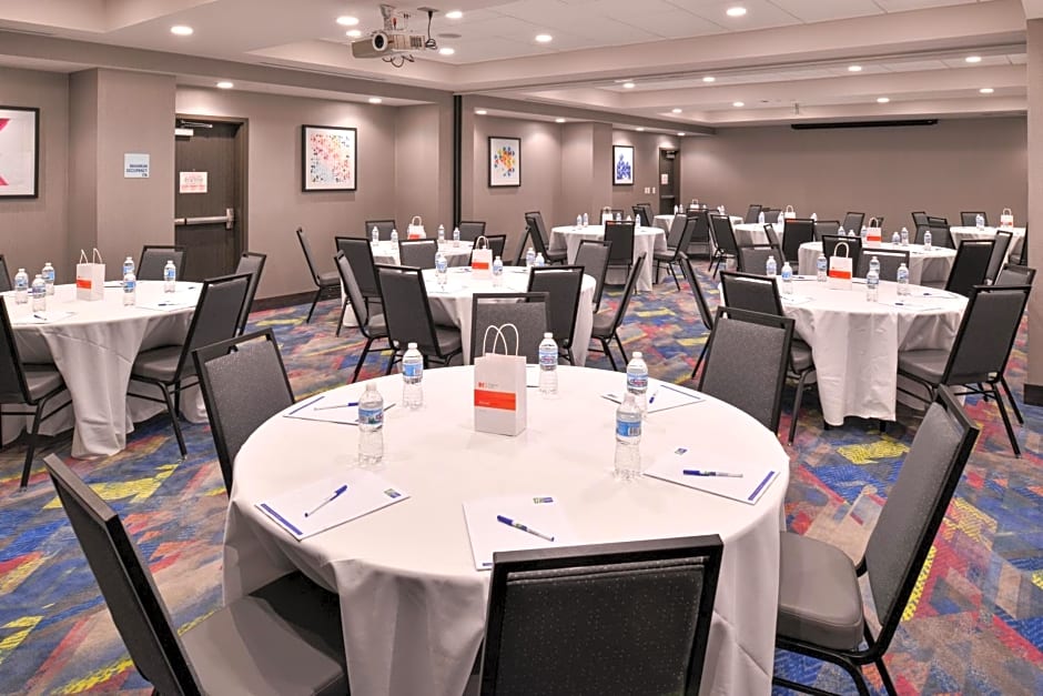 Holiday Inn Express & Suites Bryant West By IHG
