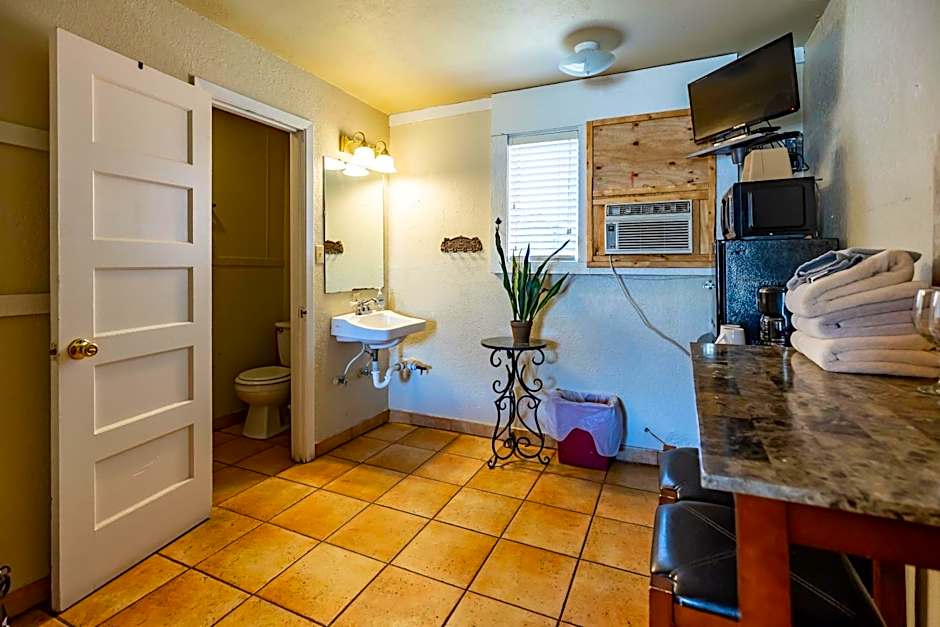 The Historic Leakey Inn