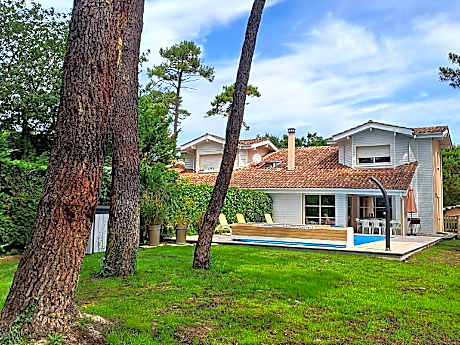 Villa with swimming pool 500 m from the beach