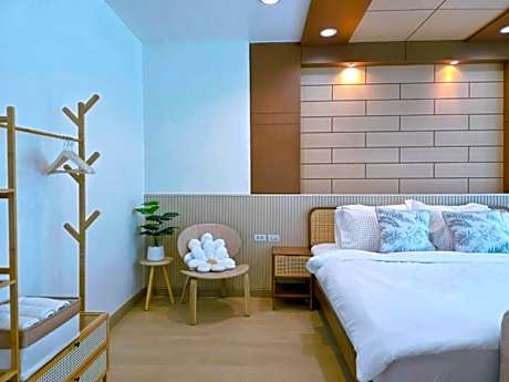 The beach bangsaen condo daily room Poolside