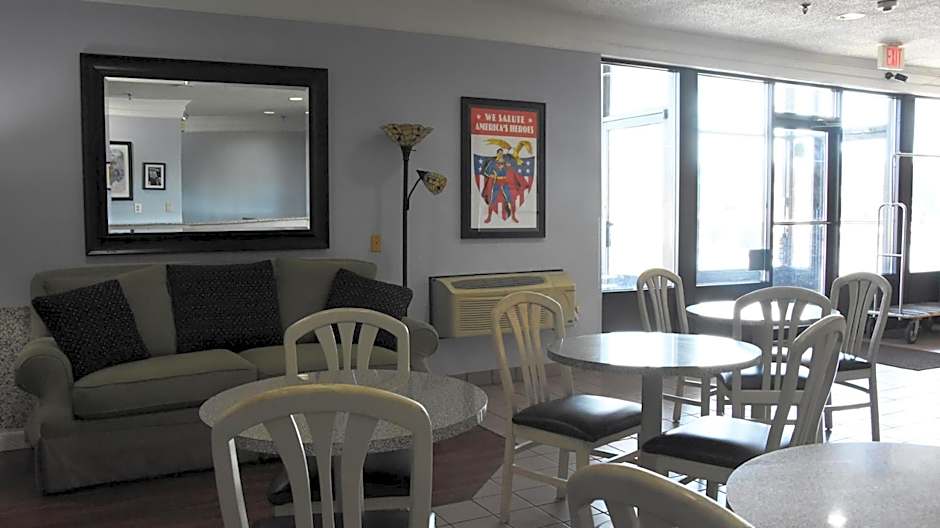 Super 8 by Wyndham Metropolis