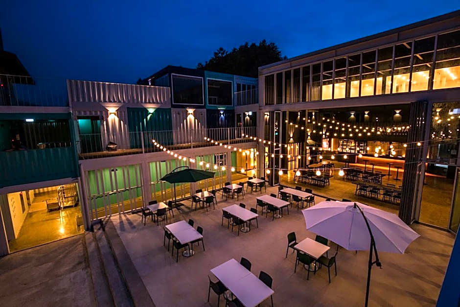 Parotia waterhouse hotel
