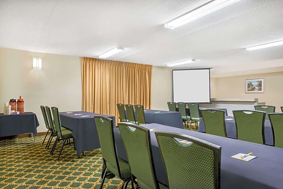 Days Inn by Wyndham Indianapolis Northeast