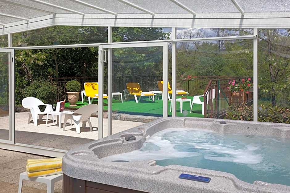 Logis Hotel Restaurant Les Cedres