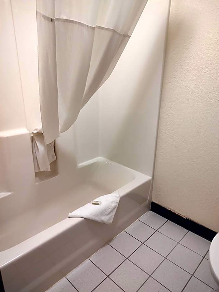 Days Inn & Suites by Wyndham Fargo 19th Ave/Airport Dome