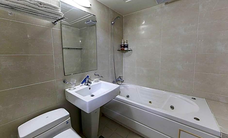 New Manhattan Tourist Hotel