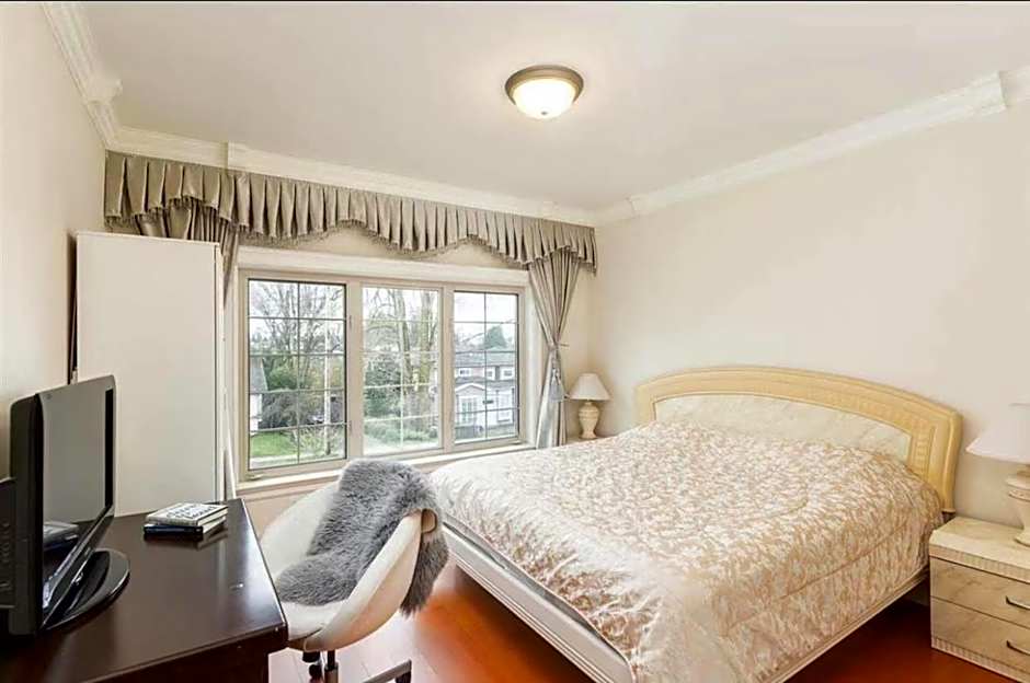 Photo 1 of 4 of Superior 1 King Bed