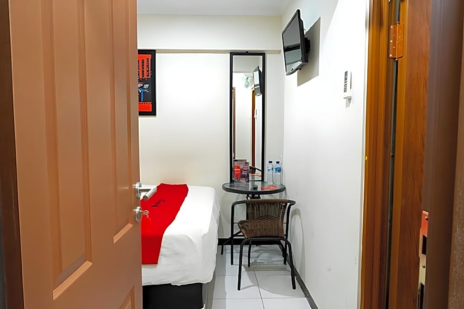 RedDoorz near Setrasari Mall 4