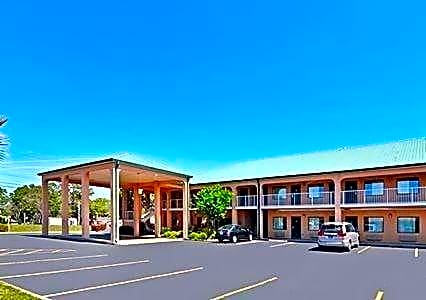 Econo Lodge Inn & Suites
