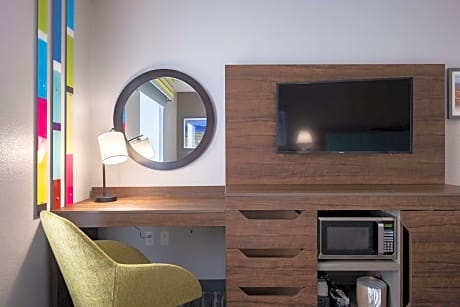 Queen Room with Mountain View - Non-Smoking