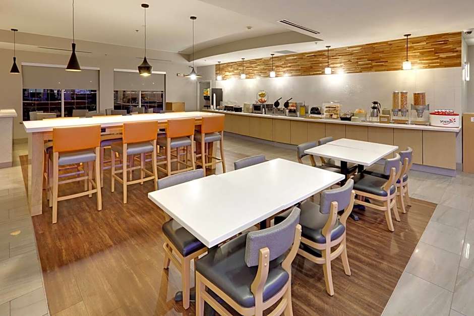 La Quinta Inn & Suites by Wyndham Dallas Love Field