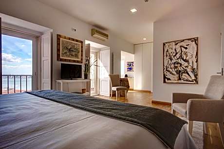 Luxury Suite with Panoramic River View and King-size Bed