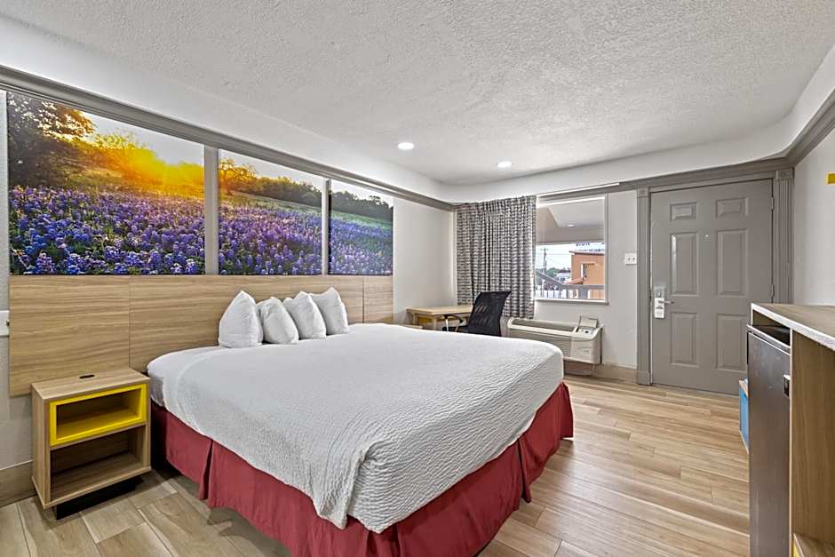 Days Inn by Wyndham Kenedy