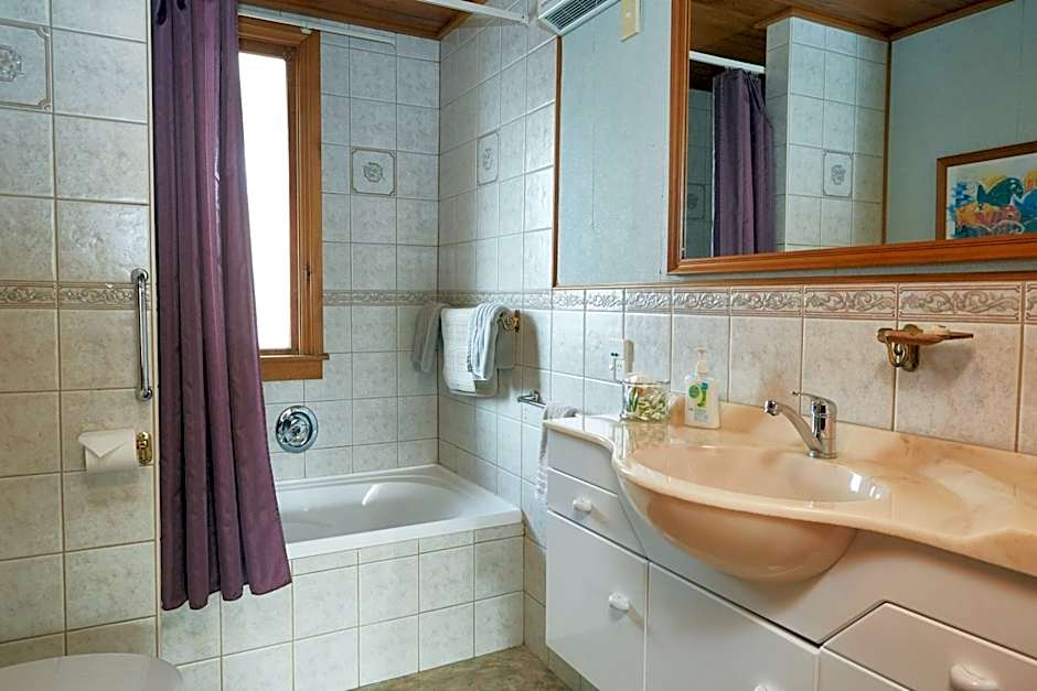 Admiral Court Motel & Apartments