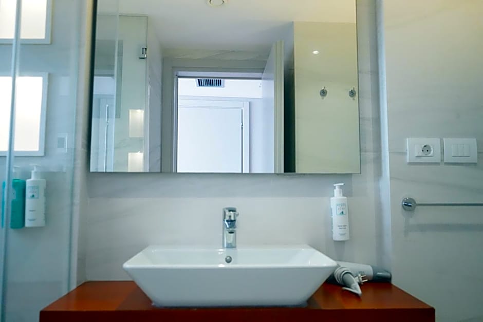 Bougainville Bay Hotel
