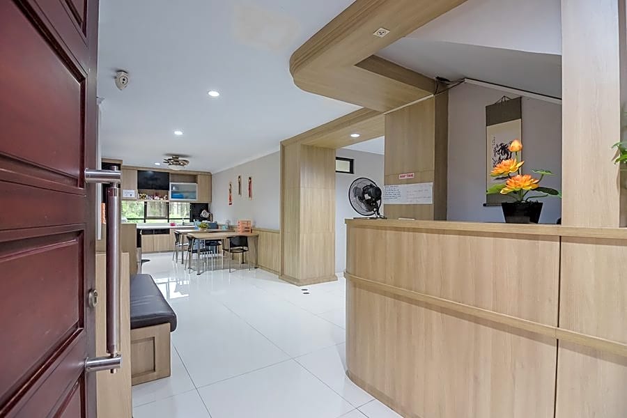 RedDoorz Plus near Lippo Cikarang Mall 2