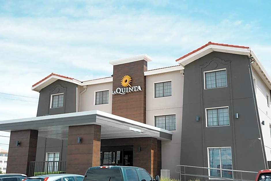 La Quinta Inn & Suites by Wyndham Albuquerque Airport