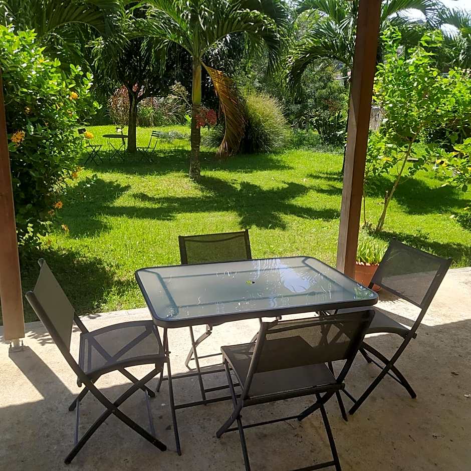 Au Petit Canal Fleuri