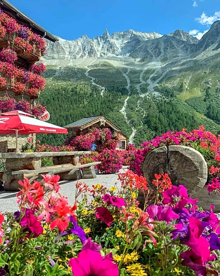 Rooms with Private bathrooms