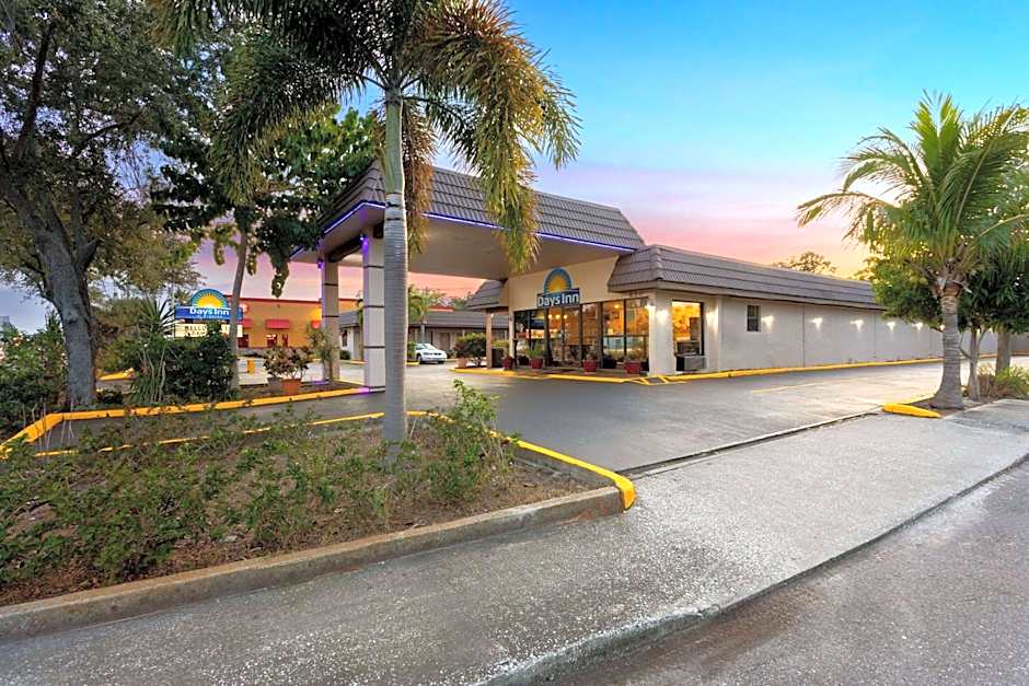 Days Inn by Wyndham St. Petersburg Central