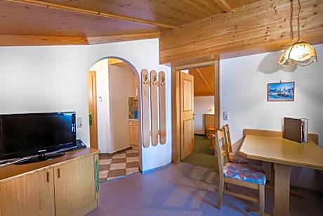 One-Bedroom Apartment with Balcony - Annex