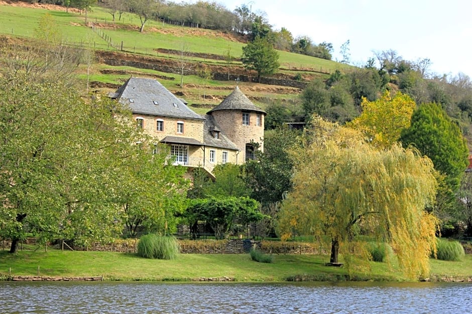 Le Manoir des Pélies Gîte et Chambres d'hôtes de charme à 7kms de Conques Spa, Piscine, Rivière, Thermes de Cransac