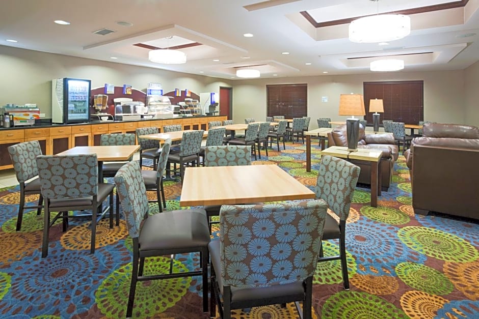 Holiday Inn Express and Suites Rochester West-Medical Center By IHG