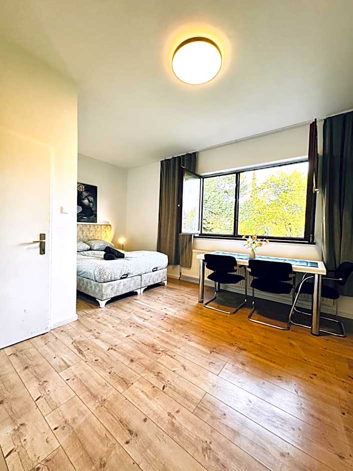 Budget Friendly Private Rooms with Garden