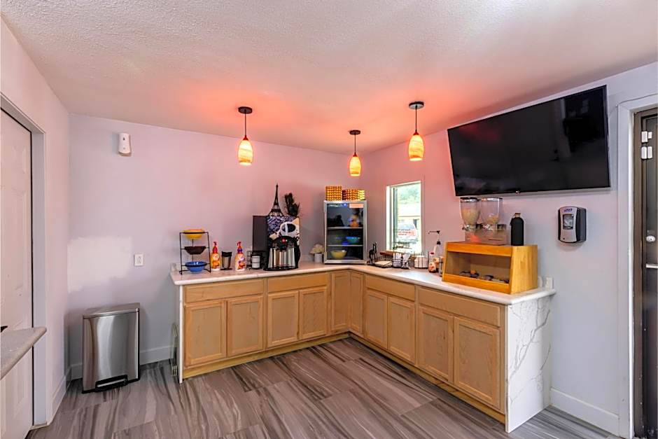 Freer Executive inn and Studios